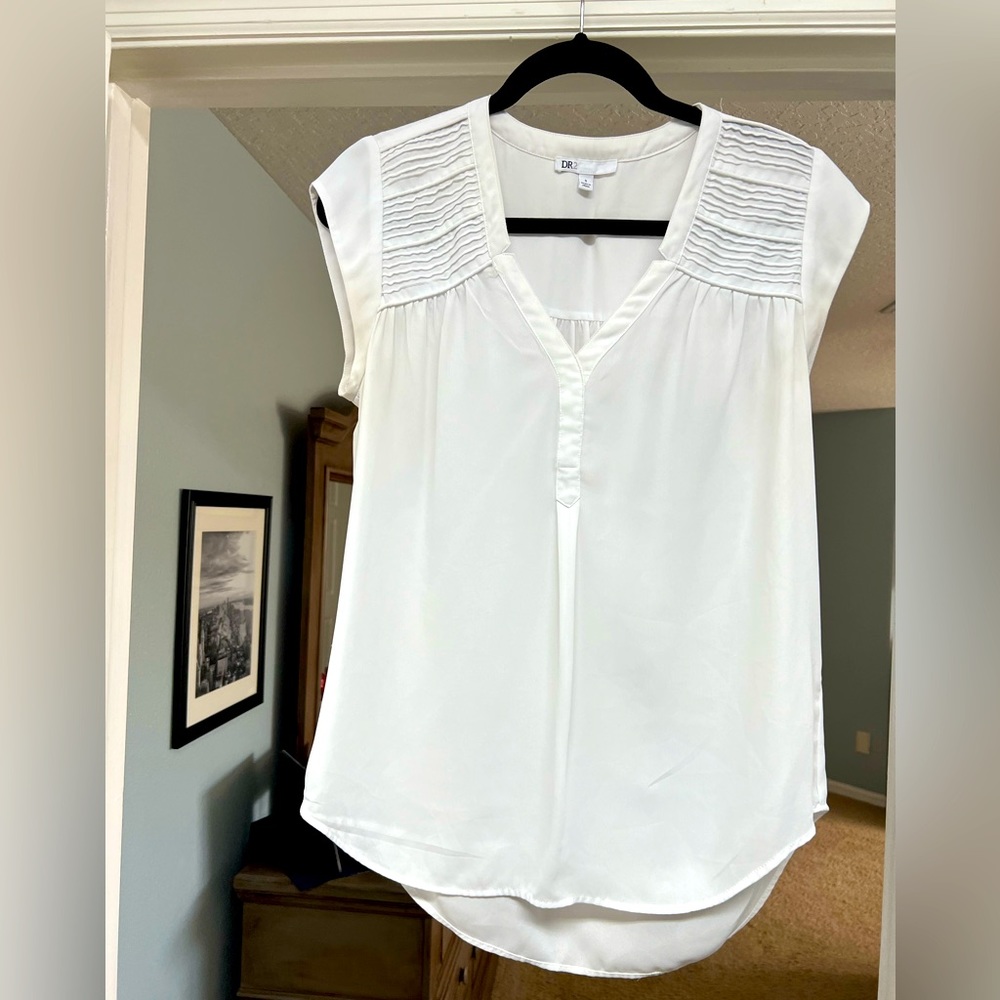 DR2 white sleeveless blouse